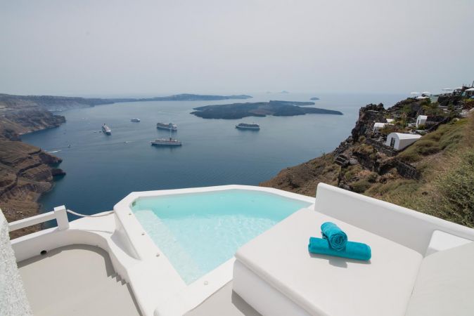 AQUA LUXURY SUITES